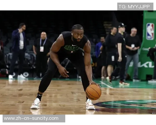 杰伦布朗半场表现抢眼17投8中三分球命中率高达60独得19分助力球队